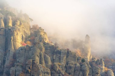 Kırım yarımadasının sonbahar fotoğrafları, Demerdzhi Dağı 'nın sisi, Karadeniz' den gelen su buharlaşması, günbatımı. Doğanın gücünün ürünü: rüzgar yağmurları ve depremler.
