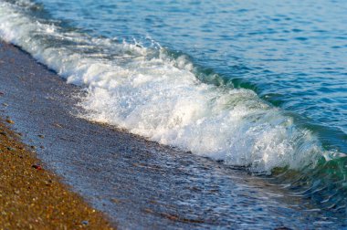 Yüzeyin sığ derinliği, hafif rüzgar, dalgalar, yerel zayıf kıyı rüzgarları gün boyunca denizden karaya ve gece karadan esiyor.