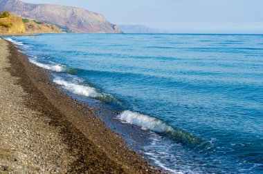Yüzeyin sığ derinliği, hafif rüzgar, dalgalar, yerel zayıf kıyı rüzgarları gün boyunca denizden karaya ve gece karadan esiyor.
