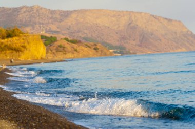 Yüzeyin sığ derinliği, hafif rüzgar, dalgalar, yerel zayıf kıyı rüzgarları gün boyunca denizden karaya ve gece karadan esiyor.
