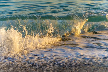 Yüzeyin sığ derinliği, hafif rüzgar, dalgalar, yerel zayıf kıyı rüzgarları gün boyunca denizden karaya ve gece karadan esiyor.