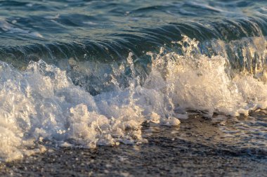 Yüzeyin sığ derinliği, hafif rüzgar, dalgalar, yerel zayıf kıyı rüzgarları gün boyunca denizden karaya ve gece karadan esiyor.