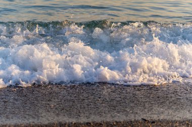 Yüzeyin sığ derinliği, hafif rüzgar, dalgalar, yerel zayıf kıyı rüzgarları gün boyunca denizden karaya ve gece karadan esiyor.