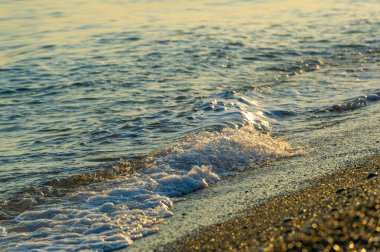 Yüzeyin sığ derinliği, hafif rüzgar, dalgalar, yerel zayıf kıyı rüzgarları gün boyunca denizden karaya ve gece karadan esiyor.