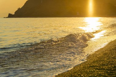 Yüzeyin sığ derinliği, hafif rüzgar, dalgalar, yerel zayıf kıyı rüzgarları gün boyunca denizden karaya ve gece karadan esiyor.