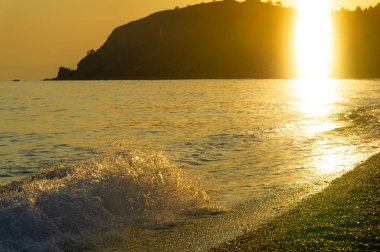 Yüzeyin sığ derinliği, hafif rüzgar, dalgalar, yerel zayıf kıyı rüzgarları gün boyunca denizden karaya ve gece karadan esiyor.