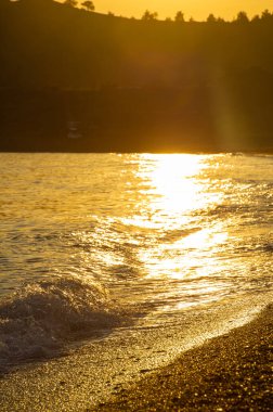 Yüzeyin sığ derinliği, hafif rüzgar, dalgalar, yerel zayıf kıyı rüzgarları gün boyunca denizden karaya ve gece karadan esiyor.