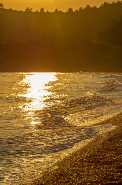 Yüzeyin sığ derinliği, hafif rüzgar, dalgalar, yerel zayıf kıyı rüzgarları gün boyunca denizden karaya ve gece karadan esiyor.