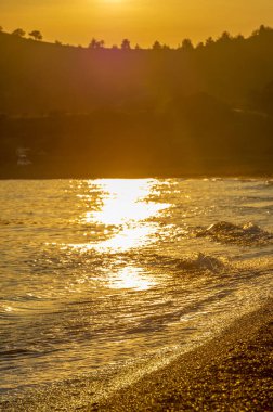 Yüzeyin sığ derinliği, hafif rüzgar, dalgalar, yerel zayıf kıyı rüzgarları gün boyunca denizden karaya ve gece karadan esiyor.