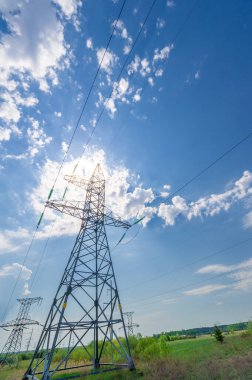 Geniş açılı mercek ve enerji direkleriyle çekilmiş bir fotoğraf.