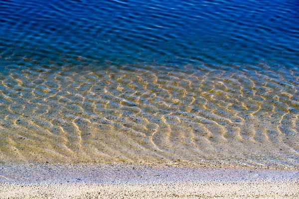 Sommerlandschaft Leichte Brise Kleine Wellen Reflexionen Der Sonnenstrahlen Grund Des — Stockfoto