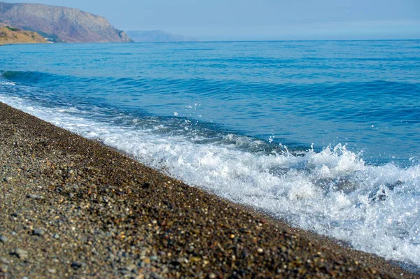 Yüzeyin sığ derinliği, hafif rüzgar, dalgalar, yerel zayıf kıyı rüzgarları gün boyunca denizden karaya ve gece karadan esiyor.