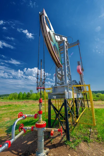 泵是油井内往复式活塞泵的地面驱动装置 这种安排通常用于生产少量石油的陆上油井 抽水机在盛产石油的地区很常见 — 图库照片
