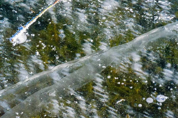 겨울을 배경으로 텍스처에서는 떨어졌다 그렸습니다 차가운 물이었습니다 바다로 흐르는 수로에 — 스톡 사진
