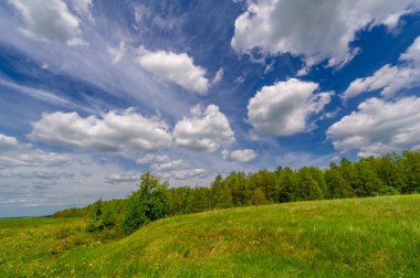 Bahar fotoğrafçılığı, eriyen kar ve yaz yağmurlarından oluşan eski bir vadi. Ceviz, meşe, huş ağacı, dağ külleri ve ıhlamur ormanları kenarlarda yetişir. Beyaz bulutlu parlak, yumuşak gökyüzü