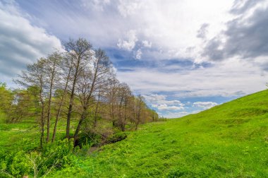 Bahar fotoğrafçılığı, eriyen kar ve yaz yağmurlarından oluşan eski bir vadi. Ceviz, meşe, huş ağacı, dağ külleri ve ıhlamur ormanları kenarlarda yetişir. Beyaz bulutlu parlak, yumuşak gökyüzü