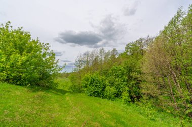 Bahar fotoğrafçılığı, eriyen kar ve yaz yağmurlarından oluşan eski bir vadi. Ceviz, meşe, huş ağacı, dağ külleri ve ıhlamur ormanları kenarlarda yetişir. Beyaz bulutlu parlak, yumuşak gökyüzü