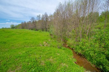 Bahar fotoğrafçılığı, eriyen kar ve yaz yağmurlarından oluşan eski bir vadi. Ceviz, meşe, huş ağacı, dağ külleri ve ıhlamur ormanları kenarlarda yetişir. Beyaz bulutlu parlak, yumuşak gökyüzü