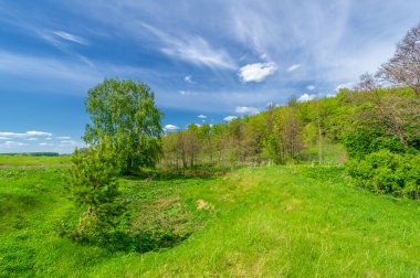 Bahar fotoğrafçılığı, eriyen kar ve yaz yağmurlarından oluşan eski bir vadi. Ceviz, meşe, huş ağacı, dağ külleri ve ıhlamur ormanları kenarlarda yetişir. Beyaz bulutlu parlak, yumuşak gökyüzü