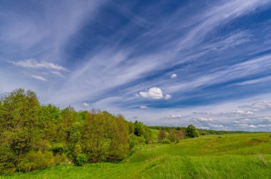 Bahar fotoğrafçılığı, eriyen kar ve yaz yağmurlarından oluşan eski bir vadi. Ceviz, meşe, huş ağacı, dağ külleri ve ıhlamur ormanları kenarlarda yetişir. Beyaz bulutlu parlak, yumuşak gökyüzü