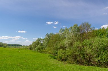 Bahar fotoğrafçılığı, eriyen kar ve yaz yağmurlarından oluşan eski bir vadi. Ceviz, meşe, huş ağacı, dağ külleri ve ıhlamur ormanları kenarlarda yetişir. Beyaz bulutlu parlak, yumuşak gökyüzü