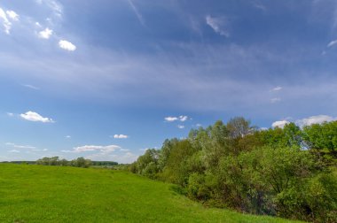 Bahar fotoğrafçılığı, eriyen kar ve yaz yağmurlarından oluşan eski bir vadi. Ceviz, meşe, huş ağacı, dağ külleri ve ıhlamur ormanları kenarlarda yetişir. Beyaz bulutlu parlak, yumuşak gökyüzü