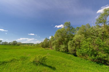 Bahar fotoğrafçılığı, eriyen kar ve yaz yağmurlarından oluşan eski bir vadi. Ceviz, meşe, huş ağacı, dağ külleri ve ıhlamur ormanları kenarlarda yetişir. Beyaz bulutlu parlak, yumuşak gökyüzü