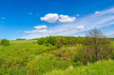 Bahar fotoğrafçılığı, eriyen kar ve yaz yağmurlarından oluşan eski bir vadi. Ceviz, meşe, huş ağacı, dağ külleri ve ıhlamur ormanları kenarlarda yetişir. Beyaz bulutlu parlak, yumuşak gökyüzü