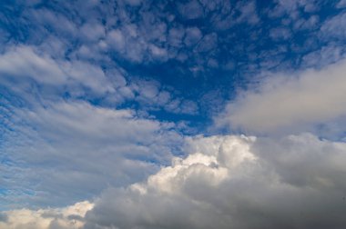 Gökyüzündeki bulutlarda yoğunlaştırılmış su buharı atmosferde görülebilir, genellikle yerin üstünde. girdapName