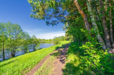 Göl karayla çevrili büyük bir su kütlesidir. Ceviz ve çam ağaçları kıyılarda büyür. Tamamen sakin, suda yumurtadan çıkan güzel ağaçlar.