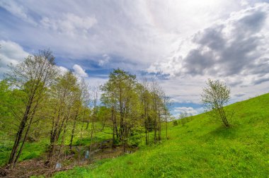 Bahar fotoğrafçılığı, eriyen kar ve yaz yağmurlarından oluşan eski bir vadi. Ceviz, meşe, huş ağacı, dağ külleri ve ıhlamur ormanları kenarlarda yetişir. Beyaz bulutlu parlak, yumuşak gökyüzü