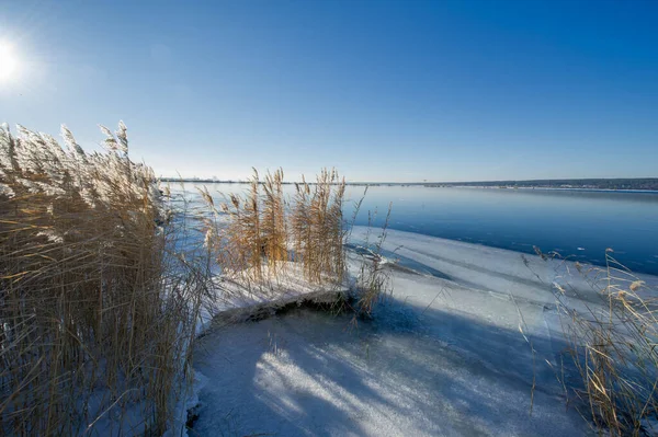 Inverno Paesaggio Autunnale Fiume Con Ghiaccio Alberi Senza Foglie Cielo — Foto Stock