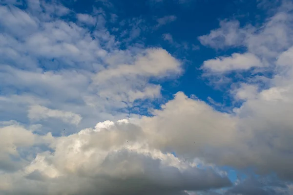 Den Wolken Des Himmels Ist Eine Masse Von Kondensiertem Wasserdampf — Stockfoto