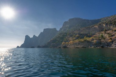 Kırım yarımadası manzaralı deniz manzaralı Tsarskoye Sahili Novyi Svet Cape Kapchik Upland Karaul-Oba, Amfibi Adam ve 20. yüzyılın Korsanları köyü yakınlarındaki harika bir yer.