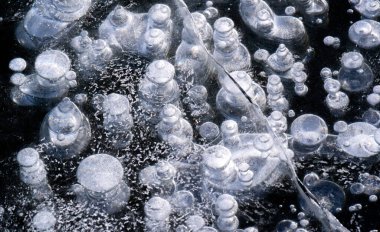 Sokakta buz var, nehirde buz var, buz kabarcıkları buzda sıkışmış, alışılmadık renkte buz mimarisi