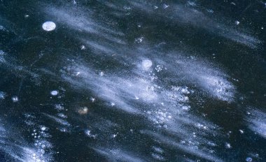 Sokakta buz var, nehirde buz var, buz kabarcıkları buzda sıkışmış, alışılmadık renkte buz mimarisi