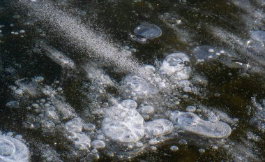 Sokakta buz var, nehirde buz var, buz kabarcıkları buzda sıkışmış, alışılmadık renkte buz mimarisi