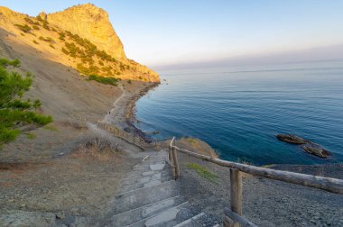 Kırım Yarımadası 'nın fotoğrafları. Golitsyn izleri Green Bay 'in güneybatı kıyısından geliyor. İzler, Çar II. Nicholas 'ın gelmesiyle Prens Golitsyn' in emriyle dikildi..