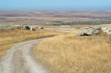 Kırım sonbahar yarımadasının fotoğrafları, Beyaz Ak-Kaya kayası, Belogorsky bölgesi, Biyuk-Karasu nehri, Mousterian çağı, Sarmatlar ve İskitler 'in yerleşim yerleri, Altyn Teshik mağarası.