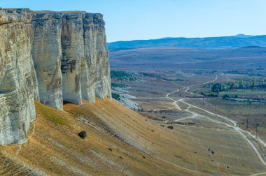 Kırım sonbahar yarımadasının fotoğrafları, Beyaz Ak-Kaya kayası, Belogorsky bölgesi, Biyuk-Karasu nehri, Mousterian çağı, Sarmatlar ve İskitler 'in yerleşim yerleri, Altyn Teshik mağarası.