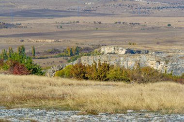 Kırım sonbahar yarımadasının fotoğrafları, Beyaz Ak-Kaya kayası, Belogorsky bölgesi, Biyuk-Karasu nehri, Mousterian çağı, Sarmatlar ve İskitler 'in yerleşim yerleri, Altyn Teshik mağarası.