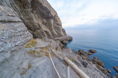 Kırım Yarımadası 'nın fotoğrafları. Golitsyn izleri Green Bay 'in güneybatı kıyısından geliyor. İzler, Çar II. Nicholas 'ın gelmesiyle Prens Golitsyn' in emriyle dikildi..
