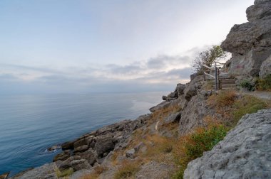 Kırım Yarımadası 'nın fotoğrafları. Golitsyn izleri Green Bay 'in güneybatı kıyısından geliyor. İzler, Çar II. Nicholas 'ın gelmesiyle Prens Golitsyn' in emriyle dikildi..