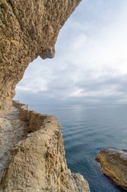 Kırım Yarımadası 'nın fotoğrafları. Golitsyn izleri Green Bay 'in güneybatı kıyısından geliyor. İzler, Çar II. Nicholas 'ın gelmesiyle Prens Golitsyn' in emriyle dikildi..