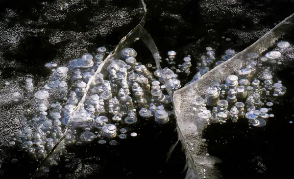 Ulici Mráz Led Řece Ledové Bubliny Zaseknuté Ledu Neobvykle Barevná — Stock fotografie