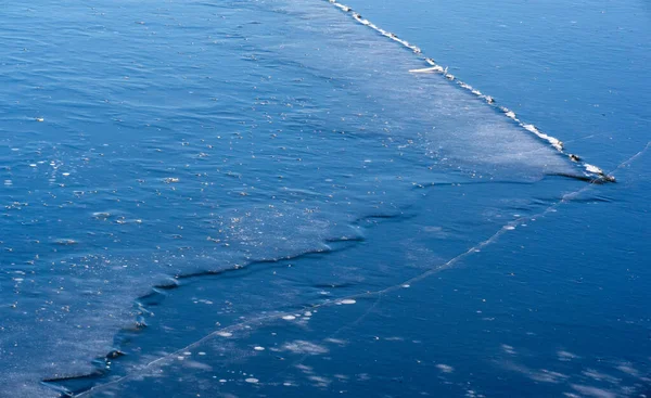 Gelo Sulla Strada Ghiaccio Sul Fiume Bolle Ghiaccio Bloccate Nel — Foto Stock