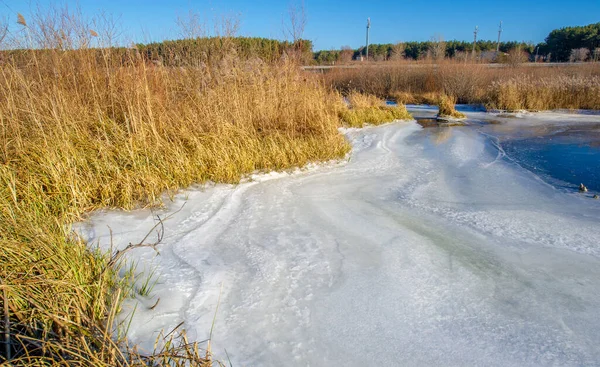Fotografia Zimowa Grudzień Lód Łączy Rzekę Niedojrzały Lód Rzece Lodowej — Zdjęcie stockowe