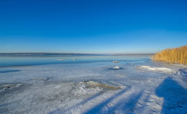 Fotos Inverno Dezembro Gelo Agarra Rio Gelo Imaturo Rio Gelo — Fotografia de Stock