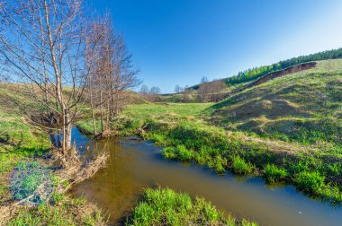 Manzara, akarsu, Bahar, Vadi 'nin fotoğrafları akan su tarafından oluşturulan ve genellikle bir yamaçta hızla toprağa çöken bir rahatlamadır. Güller büyük hendeklere ya da küçük vadilere benzer.,