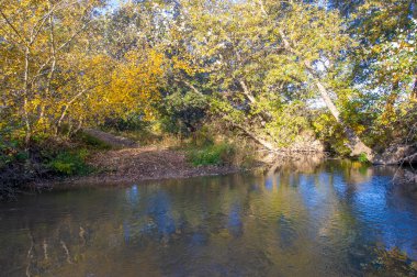 Kırım sonbahar yarımadasının fotoğrafları, Beyaz Ak-Kaya kayası, Belogorsky bölgesi, Biyuk-Karasu nehri, Mousterian çağı, Sarmatlar ve İskitler 'in yerleşim yerleri, Altyn Teshik mağarası.
